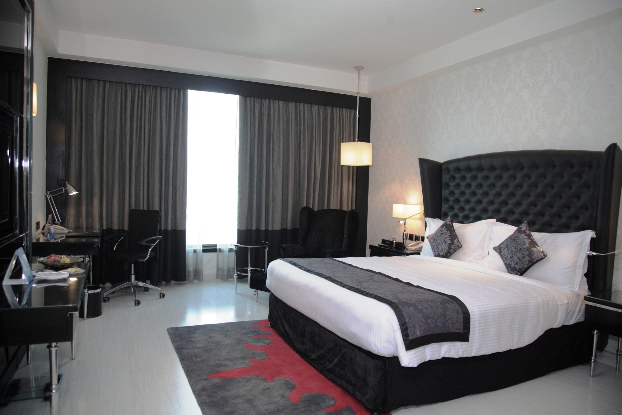 Radisson Blu Hotel New Delhi Paschim Vihar Экстерьер фото A room at the hotel