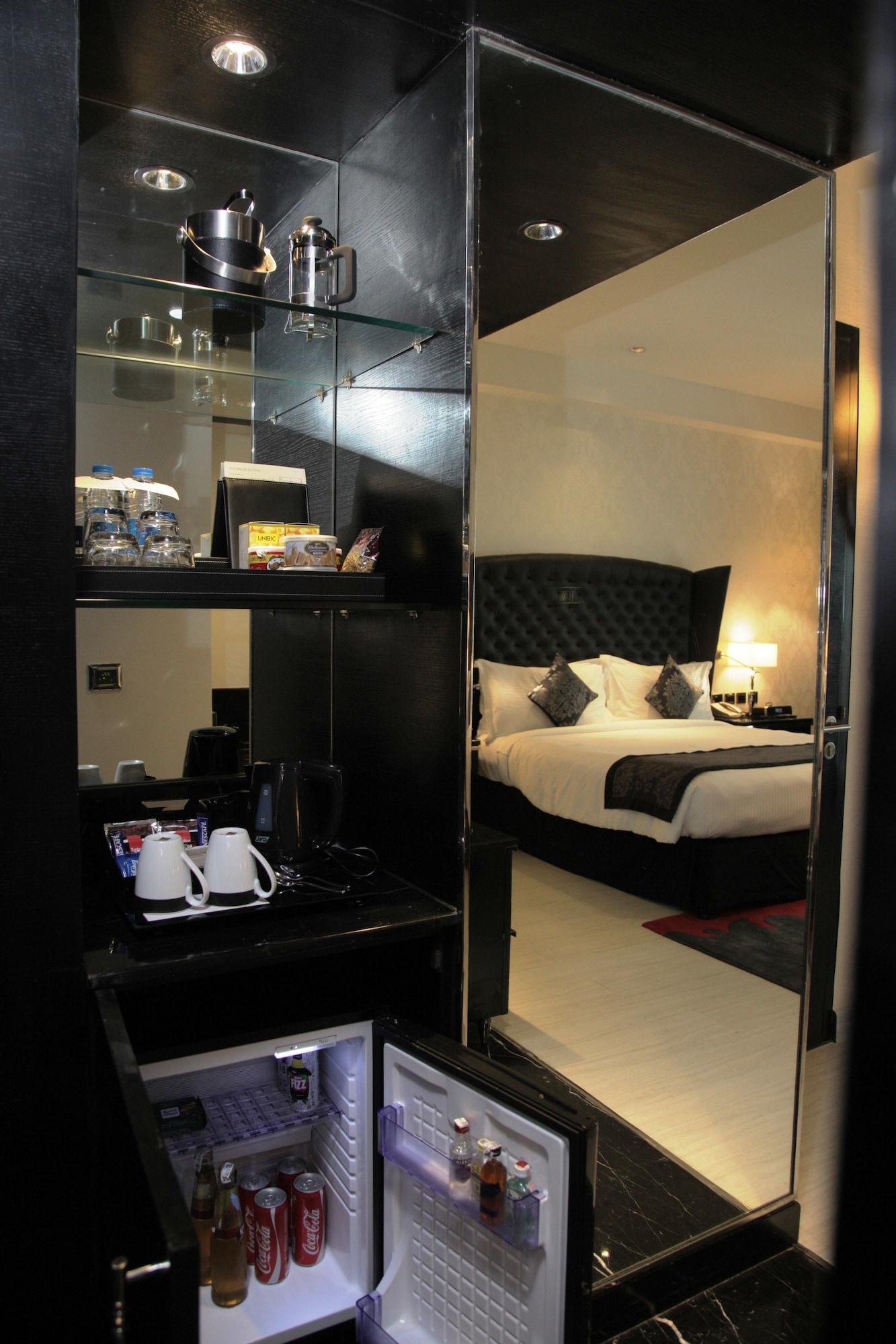 Radisson Blu Hotel New Delhi Paschim Vihar Экстерьер фото A room at the hotel