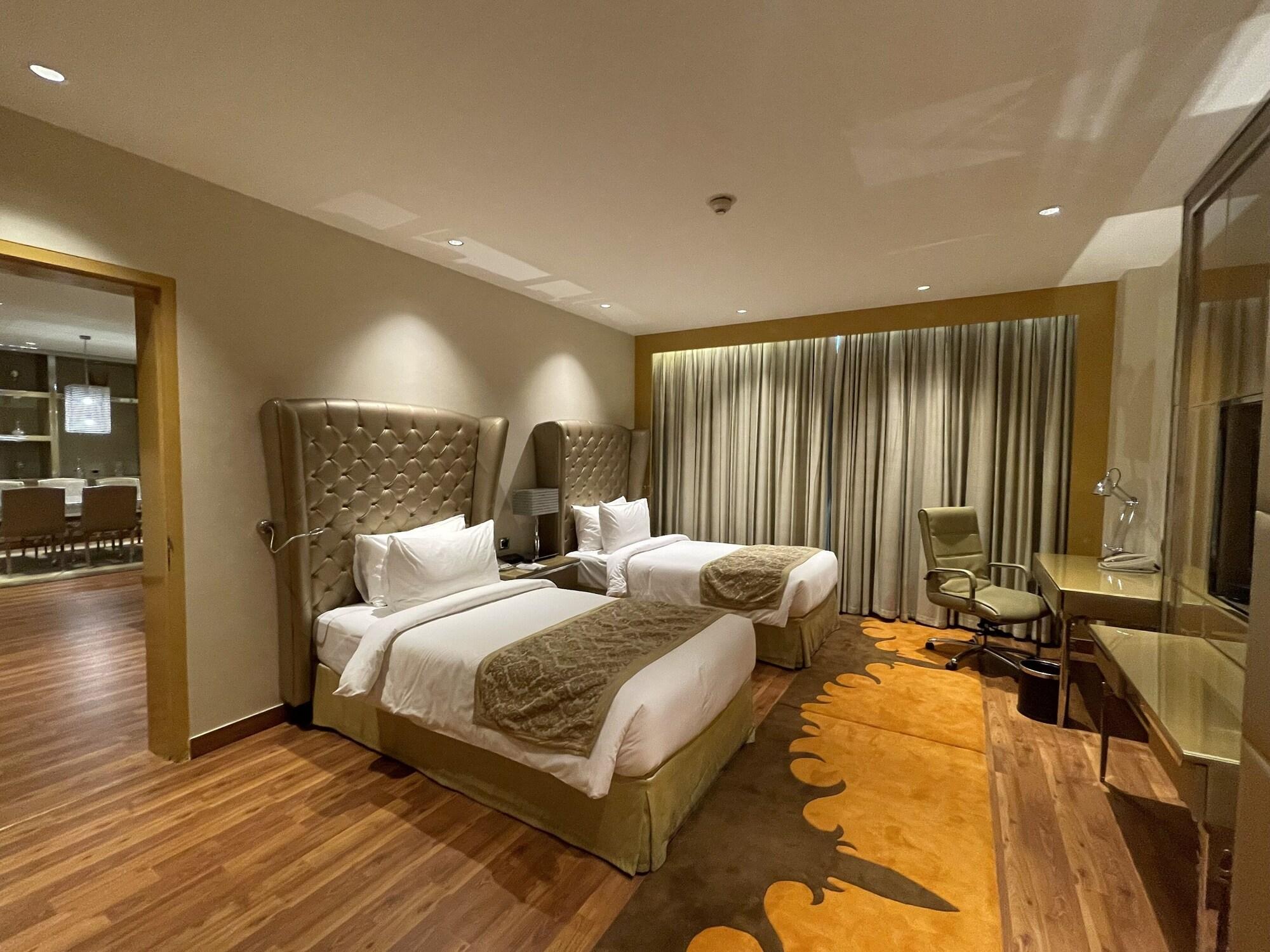 Radisson Blu Hotel New Delhi Paschim Vihar Экстерьер фото Suite room