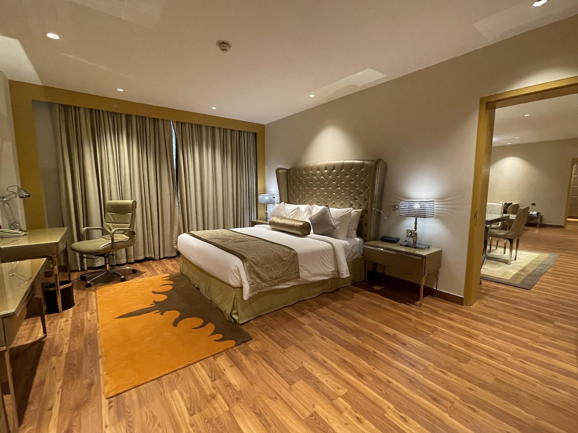 Radisson Blu Hotel New Delhi Paschim Vihar Экстерьер фото Suite at the Taj Bengal