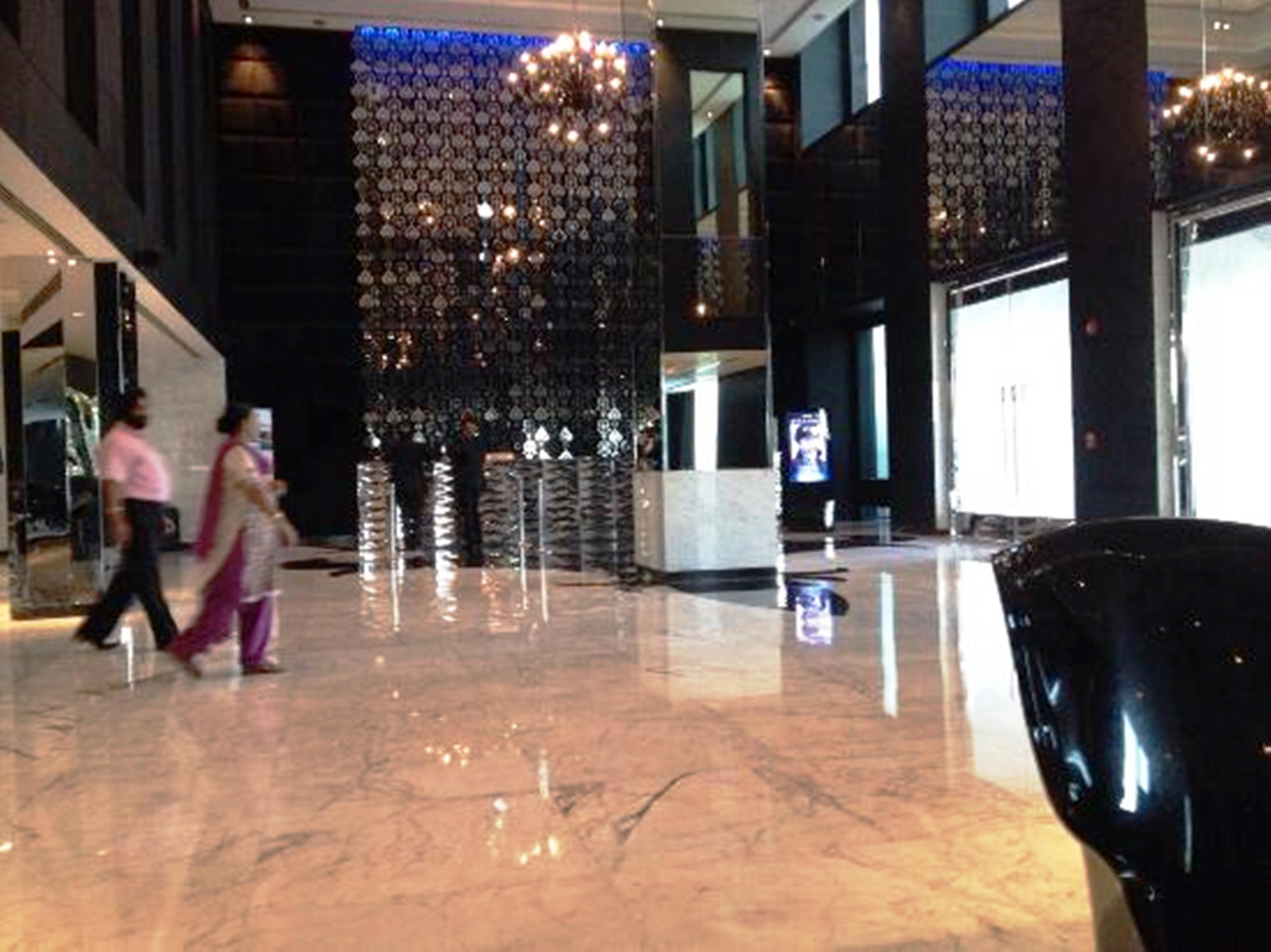Radisson Blu Hotel New Delhi Paschim Vihar Экстерьер фото The interior of the mall