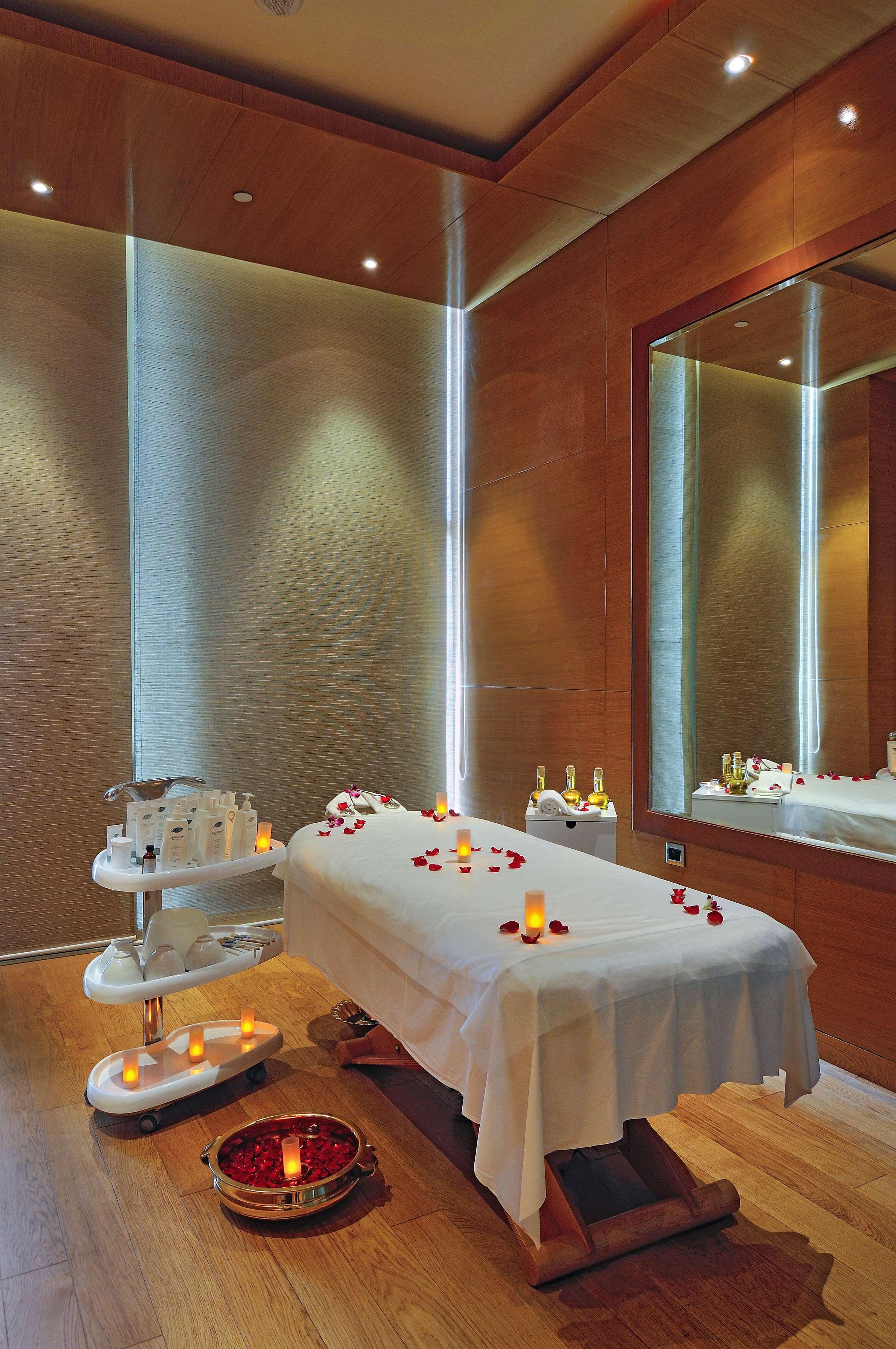 Radisson Blu Hotel New Delhi Paschim Vihar Экстерьер фото A treatment room at the spa