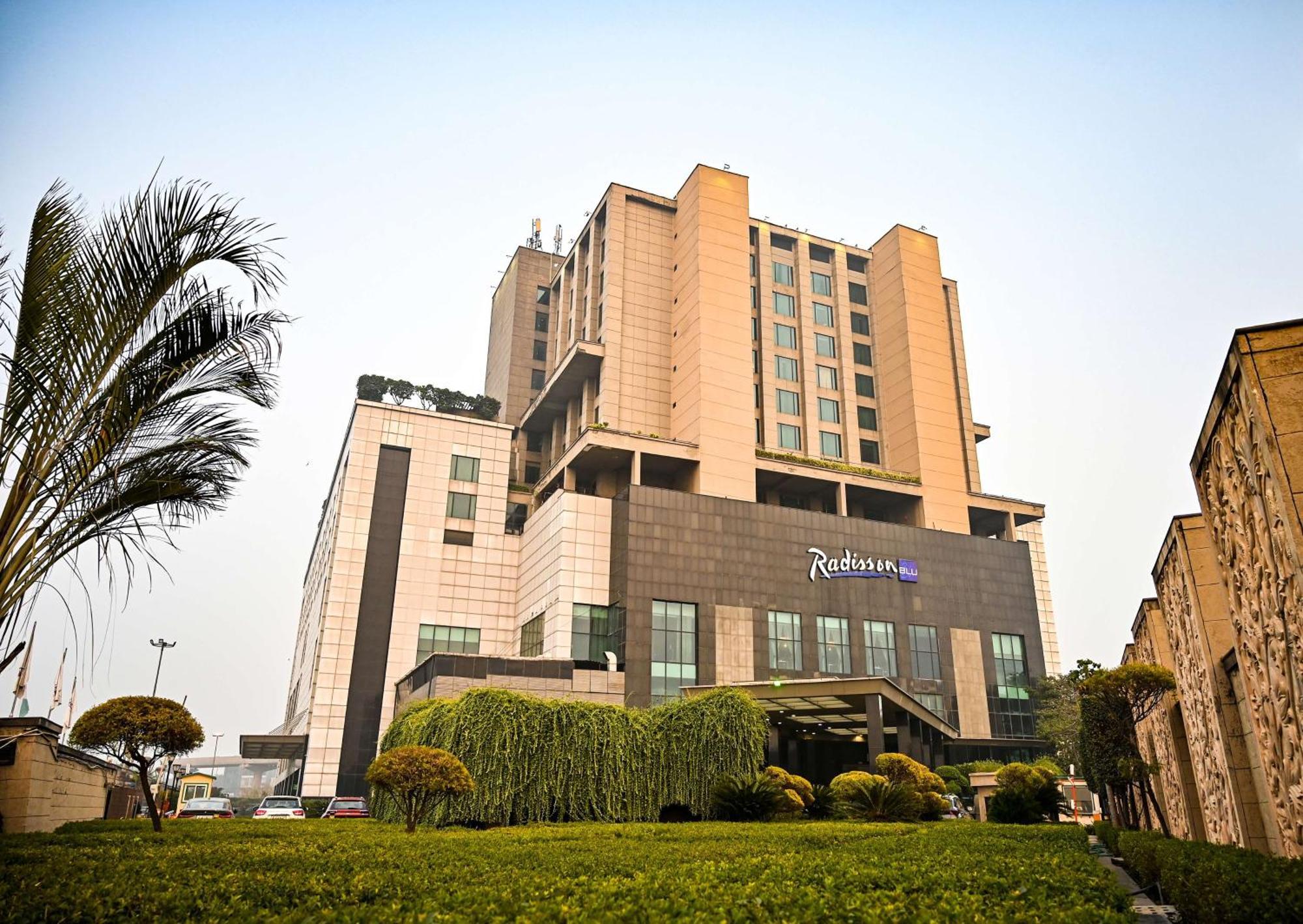 Radisson Blu Hotel New Delhi Paschim Vihar Экстерьер фото