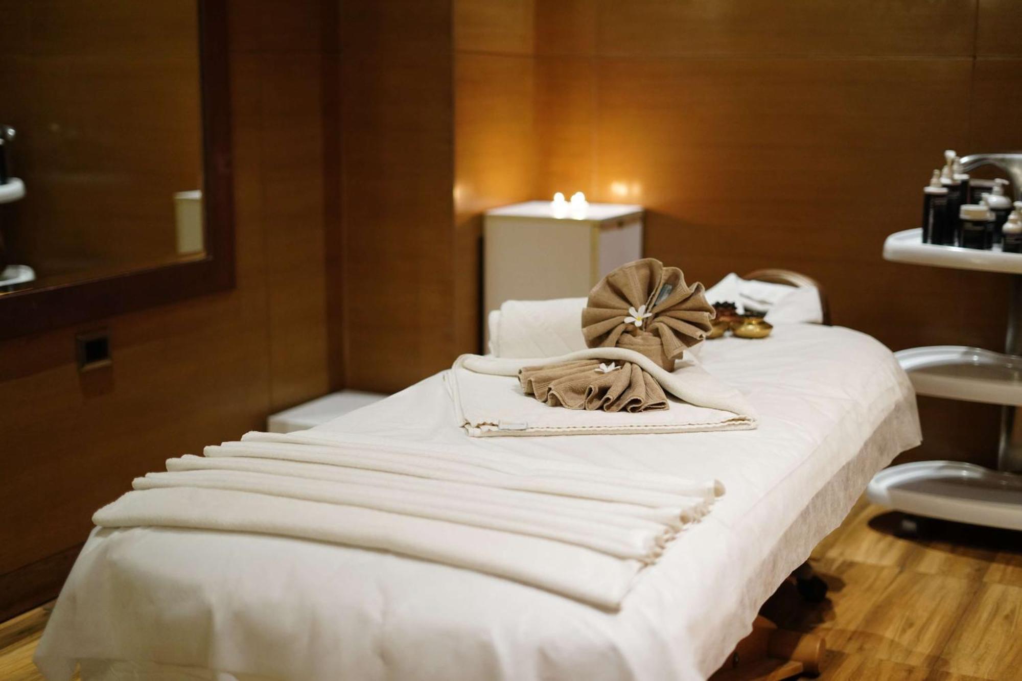 Radisson Blu Hotel New Delhi Paschim Vihar Экстерьер фото