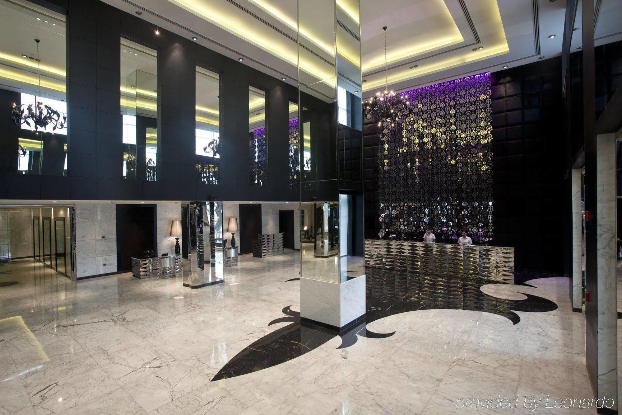 Radisson Blu Hotel New Delhi Paschim Vihar Интерьер фото The lobby of the hotel
