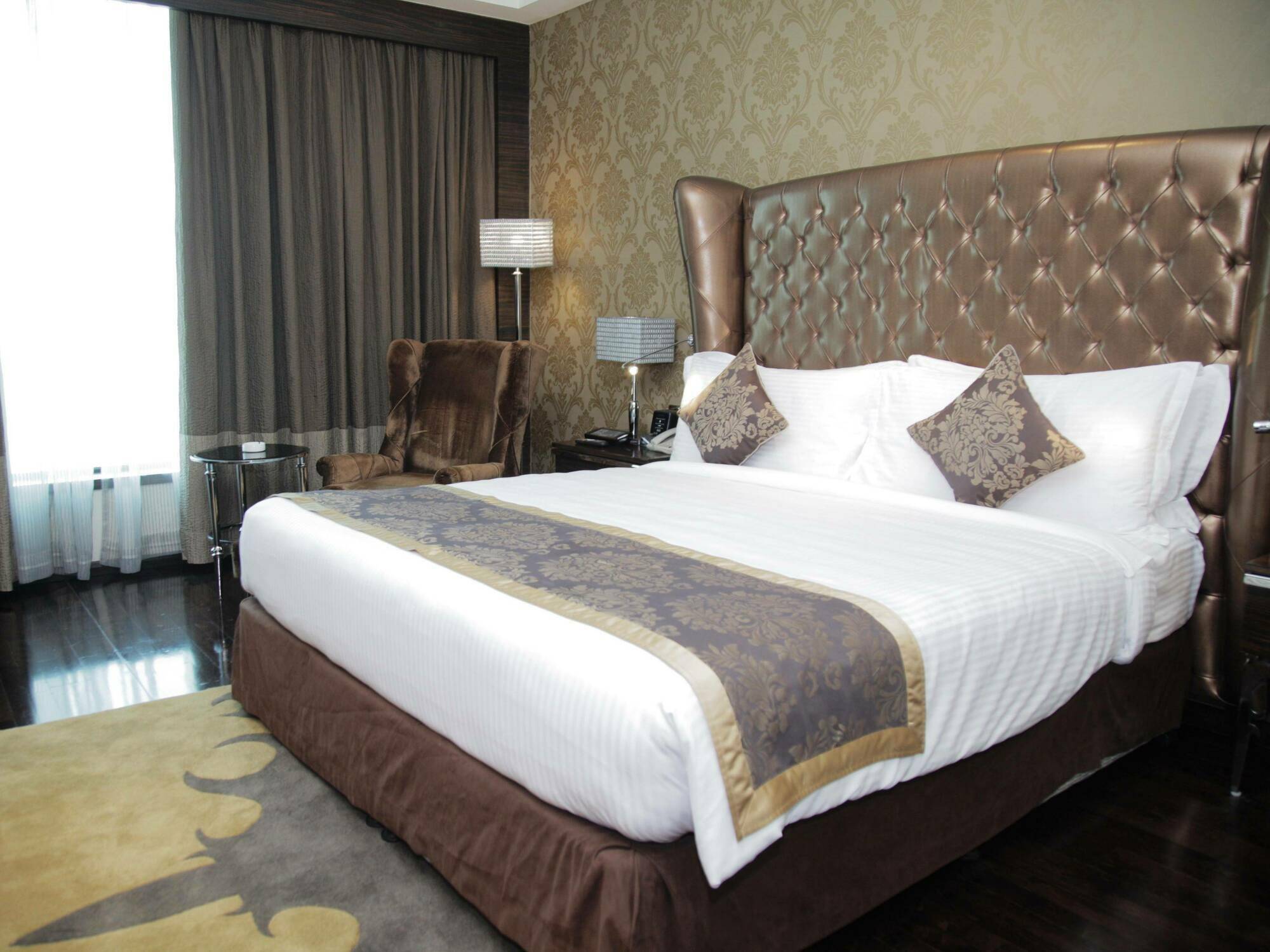 Radisson Blu Hotel New Delhi Paschim Vihar Экстерьер фото A bed